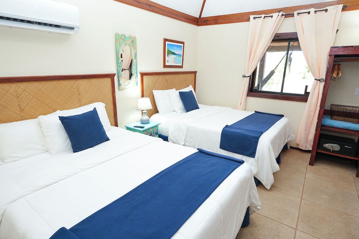 Bungalow, 2 Queen Beds | สิ่งอำนวยความสะดวกในห้องพัก