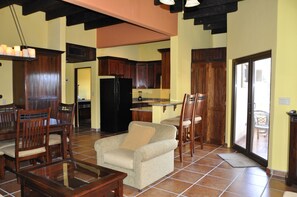 Luxury-Apartment, 2 Schlafzimmer | Wohnbereich | Flachbildfernseher