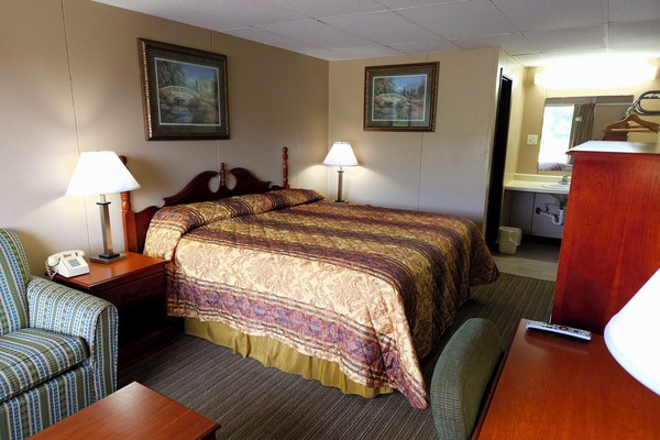 Room, 1 King Bed, Non Smoking | Iron/ironing board (on request), rollaway beds (surcharge), WiFi (free)
