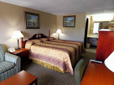 Habitación, 1 cama de matrimonio grande, no fumadores | Tabla de planchar con plancha, camas supletorias, wifi gratis. Economy Inn