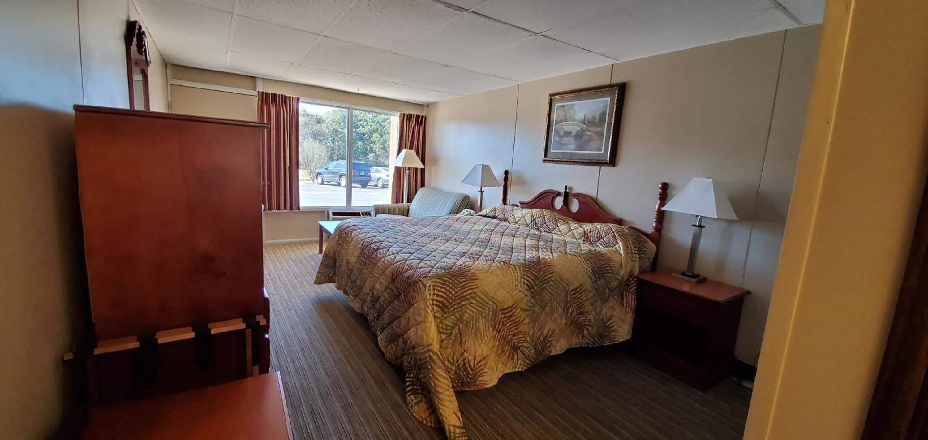 熨斗/熨板、折叠床/加床（额外收费）、免费 WiFi、床单