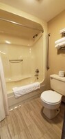 Habitación, 1 cama de matrimonio grande, no fumadores | Baño | Ducha y bañera combinadas, toallas, jabón y champú