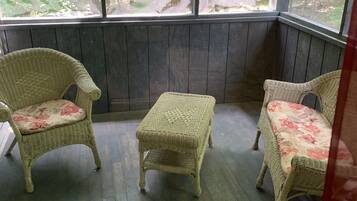 Stuga Standard - flera sÀngar - eldstad - utsikt mot poolen | Individuell inredning, unika möbler och strykjÀrn/strykbrÀda