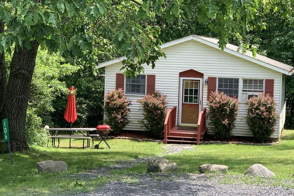 Cottage Standard, plusieurs lits, cheminée, vue piscine | Vue de la chambre