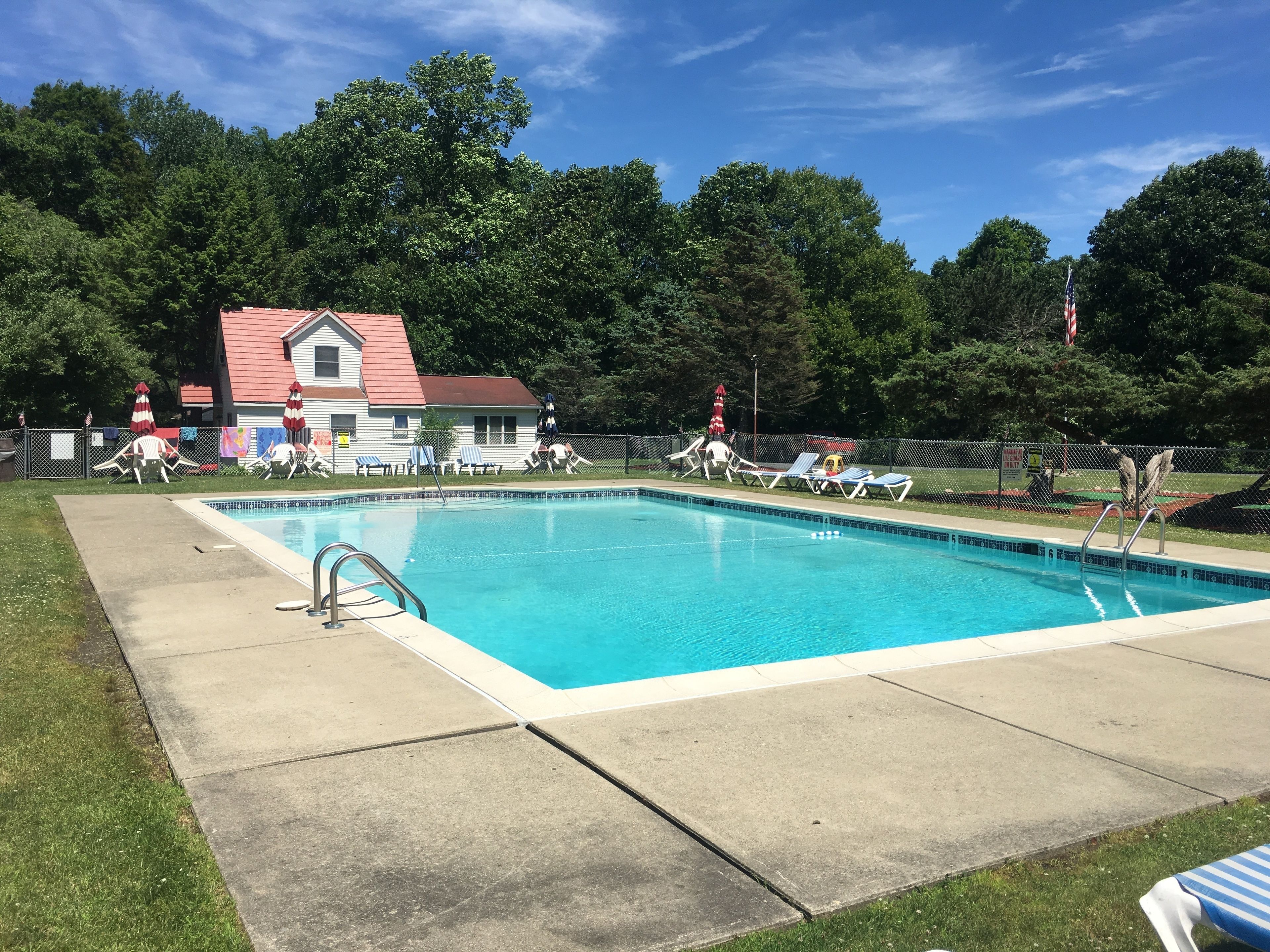 สระว่ายน้ำกลางแจ้ง