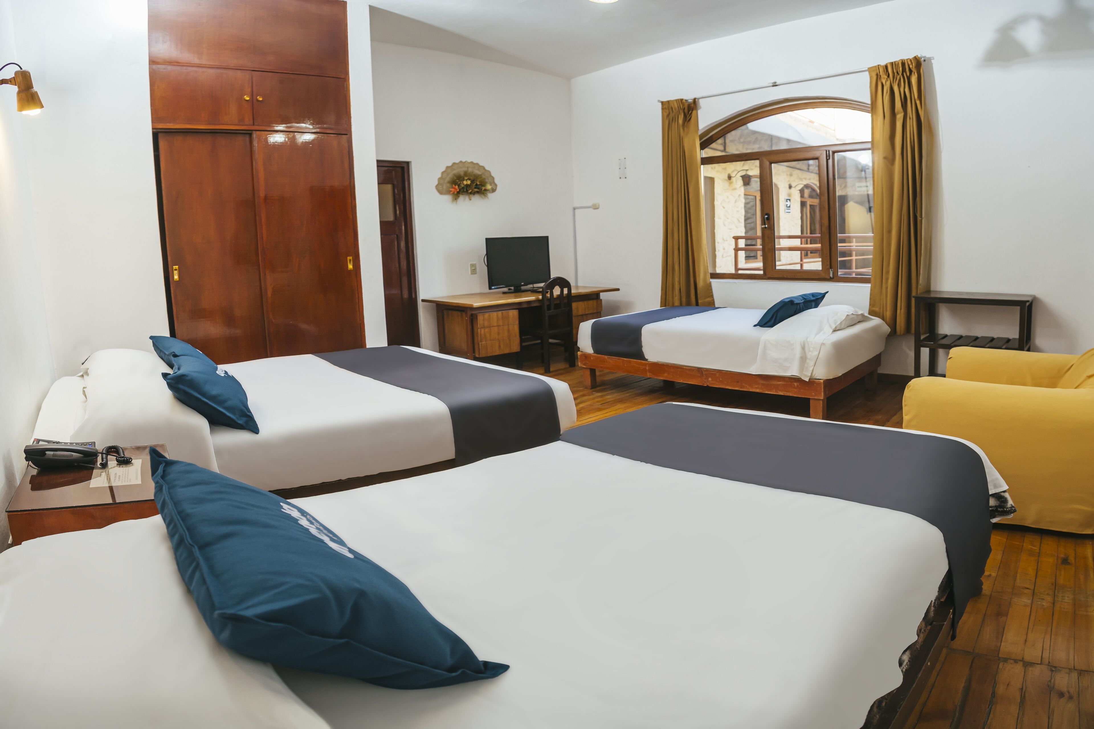 family room | 1 bedroom, hypo-allergenic bedding, in-room safe, desk