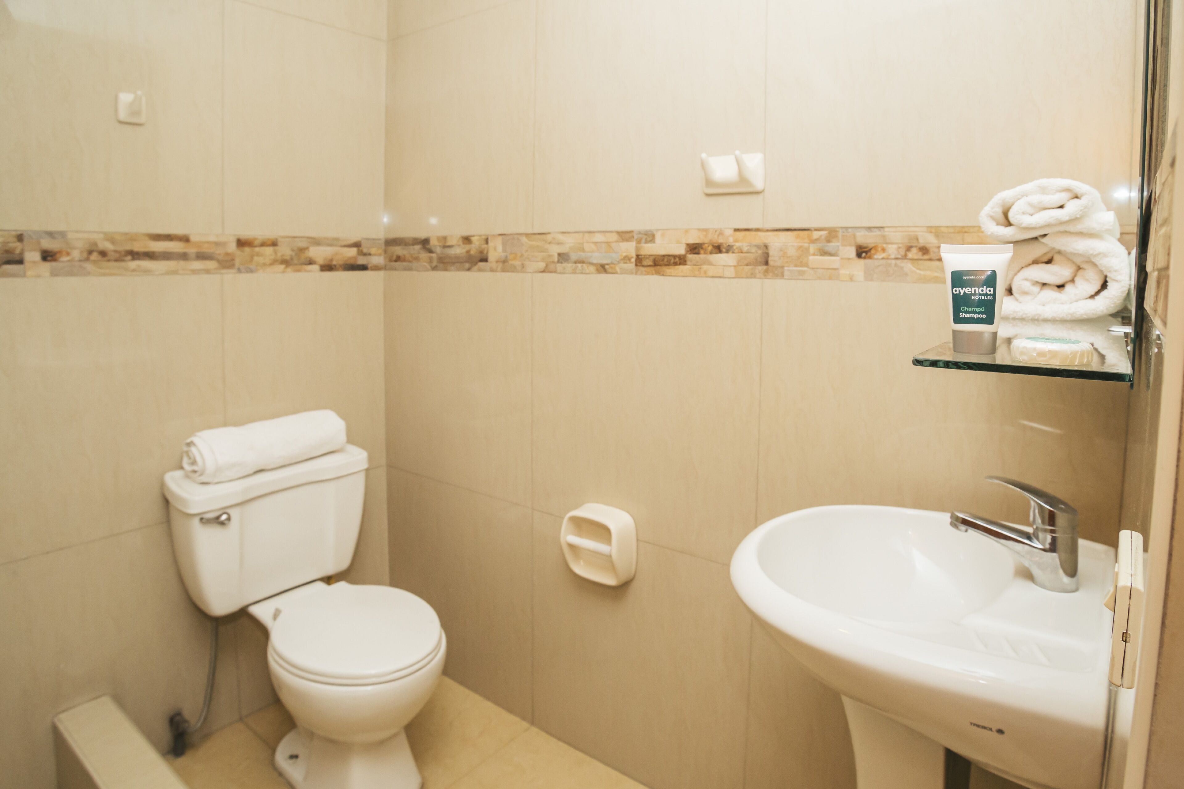 triple room | bathroom | shower, free toiletries, towels