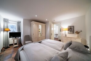 Apartamento básico, 1 habitación | Caja fuerte, mobiliario individual, escritorio y cortinas opacas