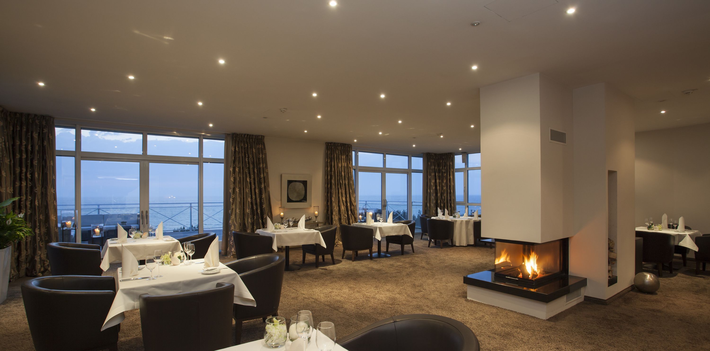 3 restaurants, breakfast, lunch, dinner served; international cuisine 