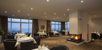 3 间餐厅，供应早餐、午餐和晚餐，国际美食