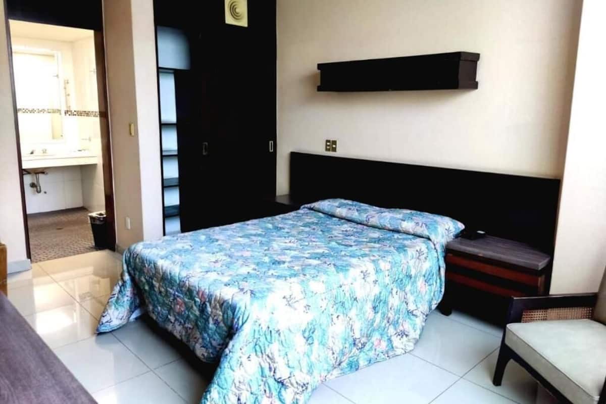 Quarto casal tradicional, 1 cama de casal | Escrivaninha, Wi-Fi de cortesia, roupa de cama