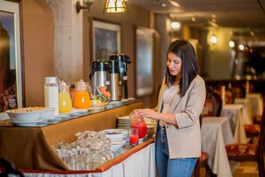 Dinner served, international cuisine - Majestad Boutique Hotel (Arequipa)