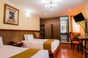 Zweibettzimmer | Schreibtisch, Zustellbetten, kostenloses WLAN, Bettwäsche