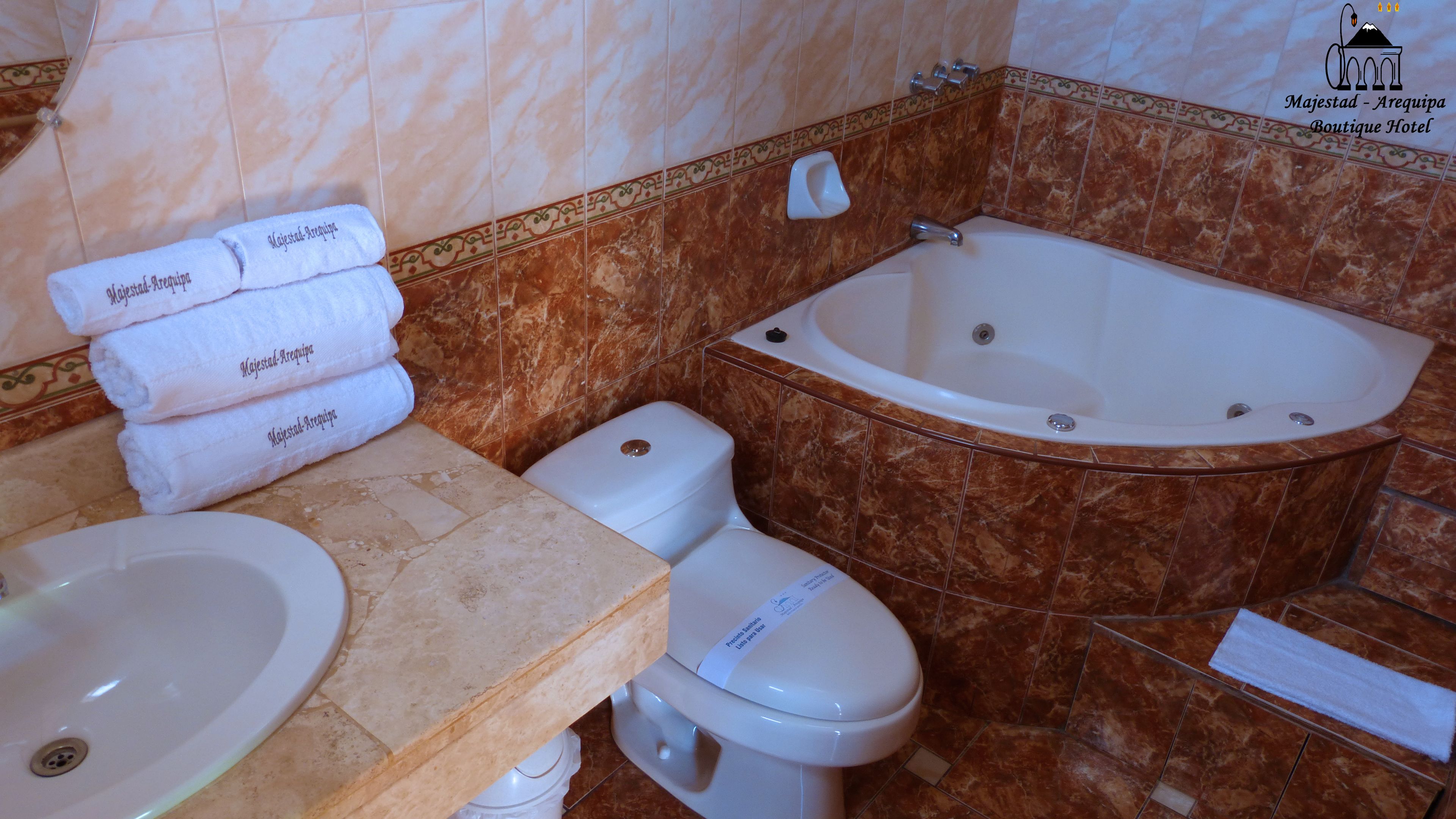 double room | bathroom | combined shower/bathtub, free toiletries, towels