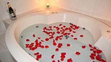 Double Room, Jetted Tub | Deep-soaking bathtub