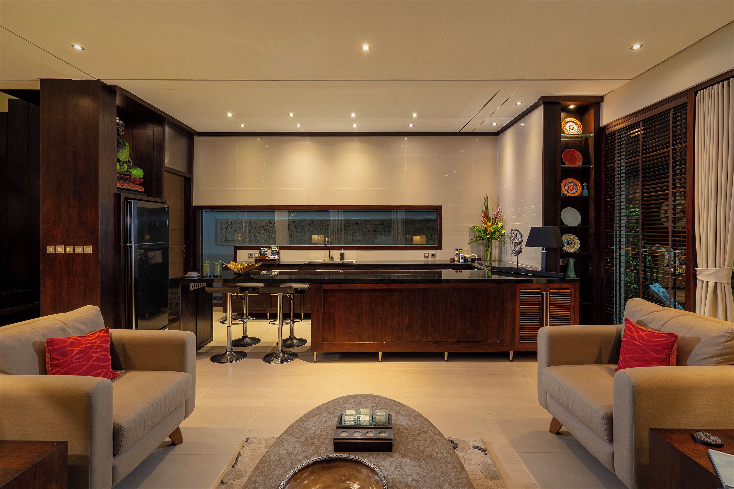 Jääkaappi, liesi, espressokone, kahvin-/teenkeitin