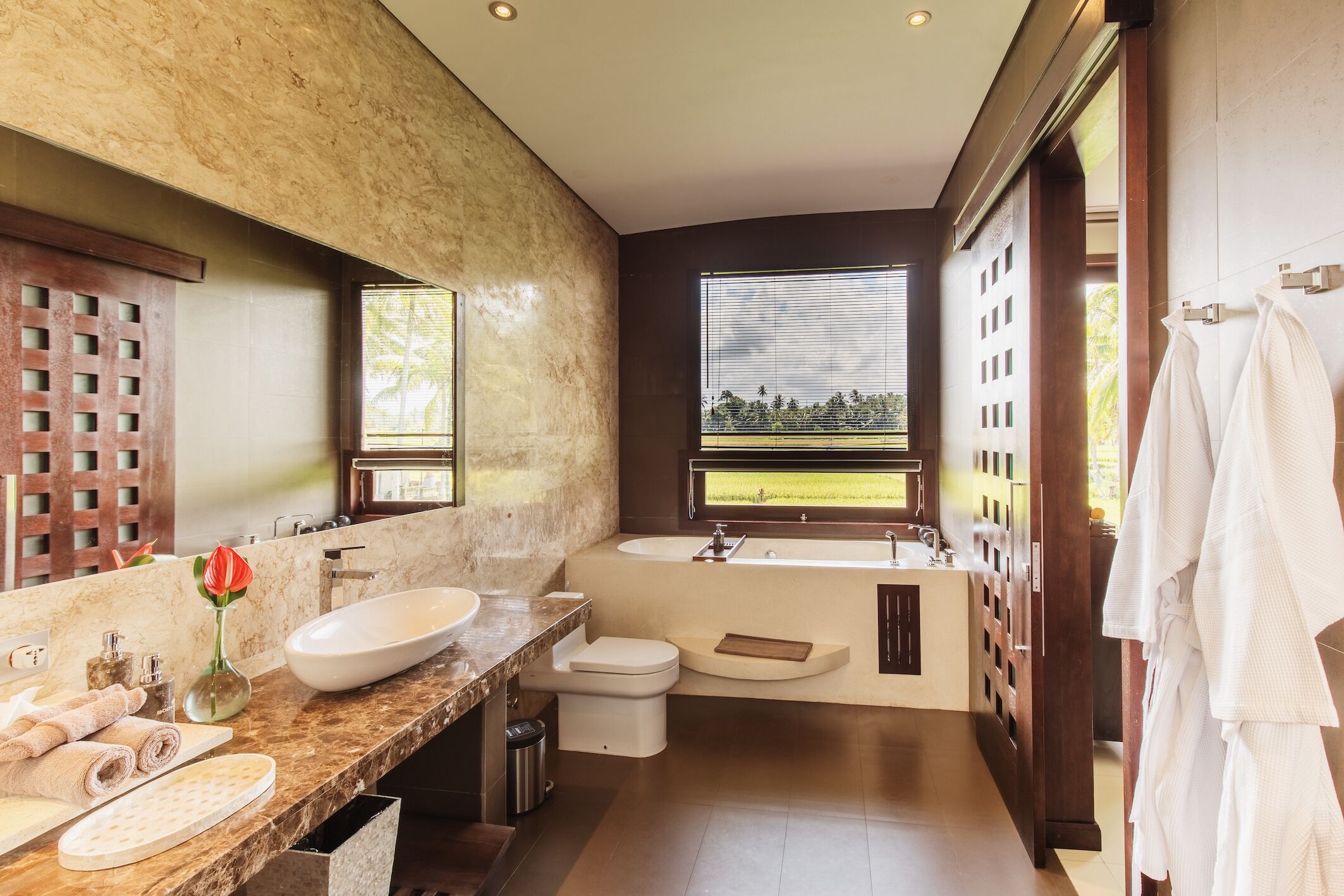 Sky Loft Suite | Baño | Tina y regadera independientes, tina profunda, regadera tipo lluvia 