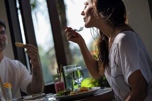 Petit déjeuner, déjeuner et dîner servis sur place, vue sur la piscine