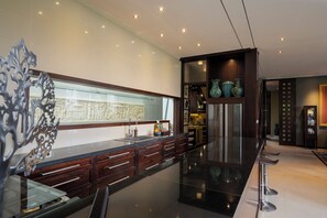 Vila, 2 quartos, piscina particular (Emerald) | Cozinha privada | Geladeira, cooktop, máquina de café expresso, cafeteira/chaleira
