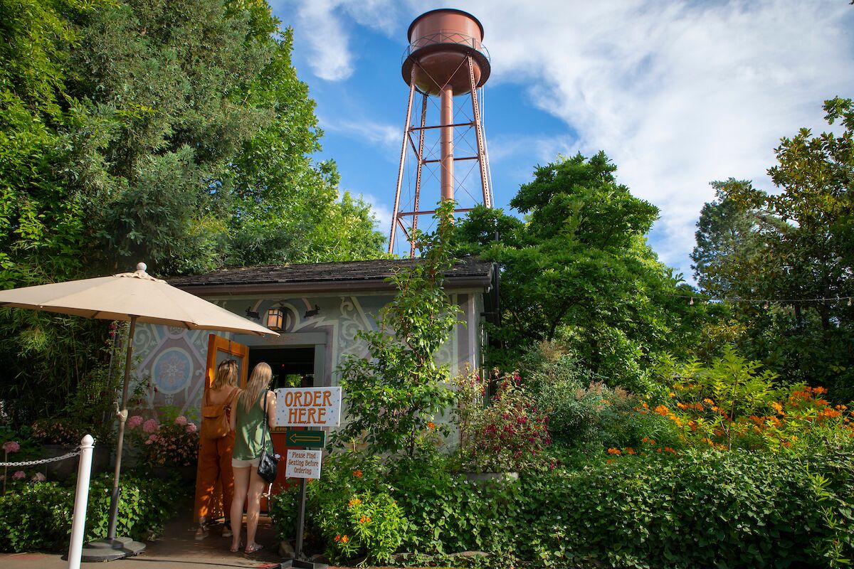 3 restaurants, breakfast, lunch, dinner served; american cuisine