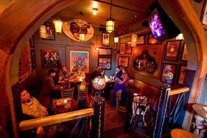7 Bars/Lounges, Pub