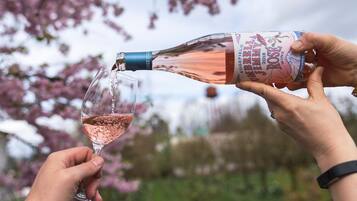 Une personne qui verse du vin d’une bouteille dans un verre.