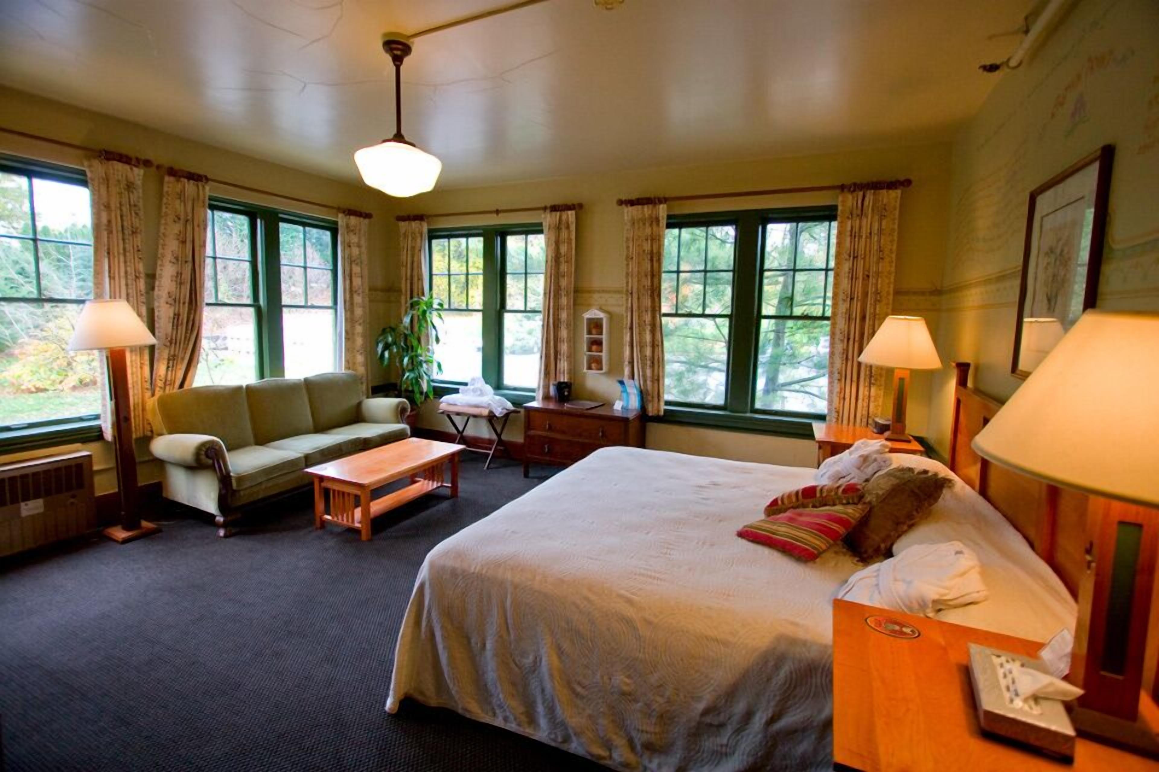 room, 1 king bed (common bathroom) | individually decorated, iron/ironing board, free wifi, bed sheets