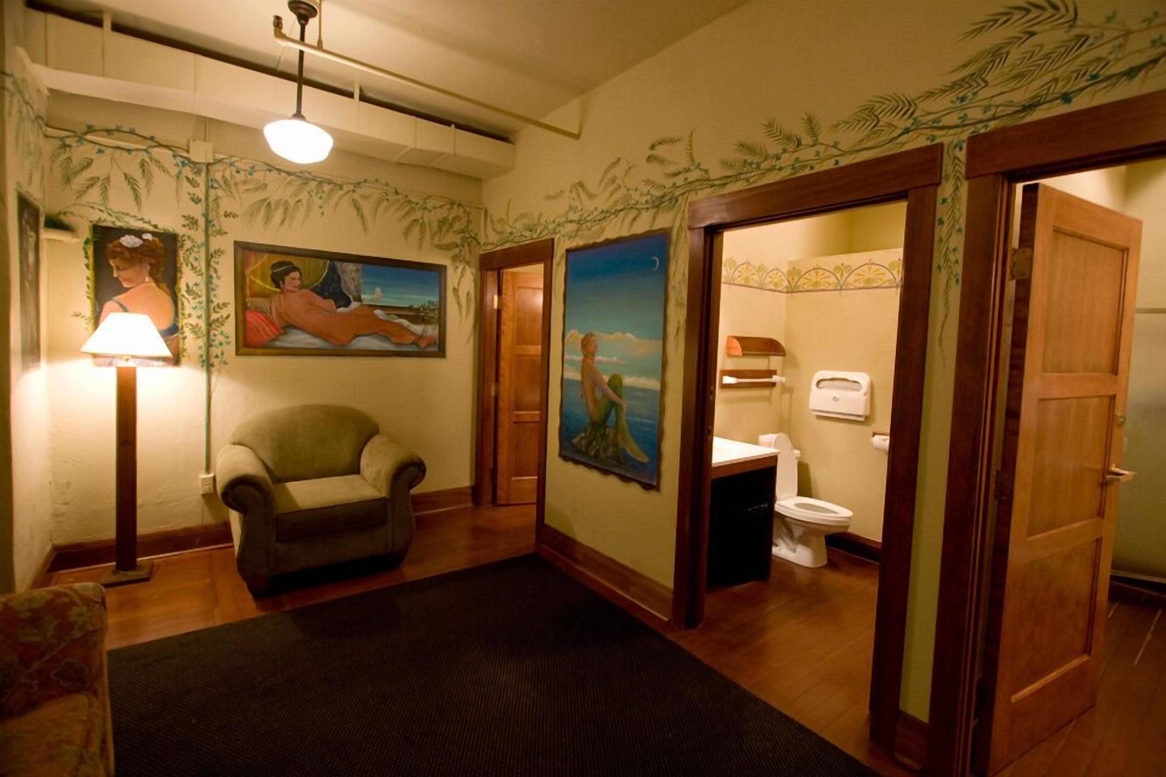 room, 1 queen bed (common bathroom) | living area