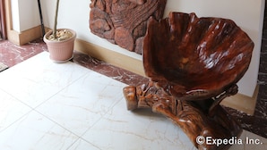 A wooden carving with a sign above it reading "Villa de Sierra Vista". - Villa de Sierra Vista (Puerto Princesa)