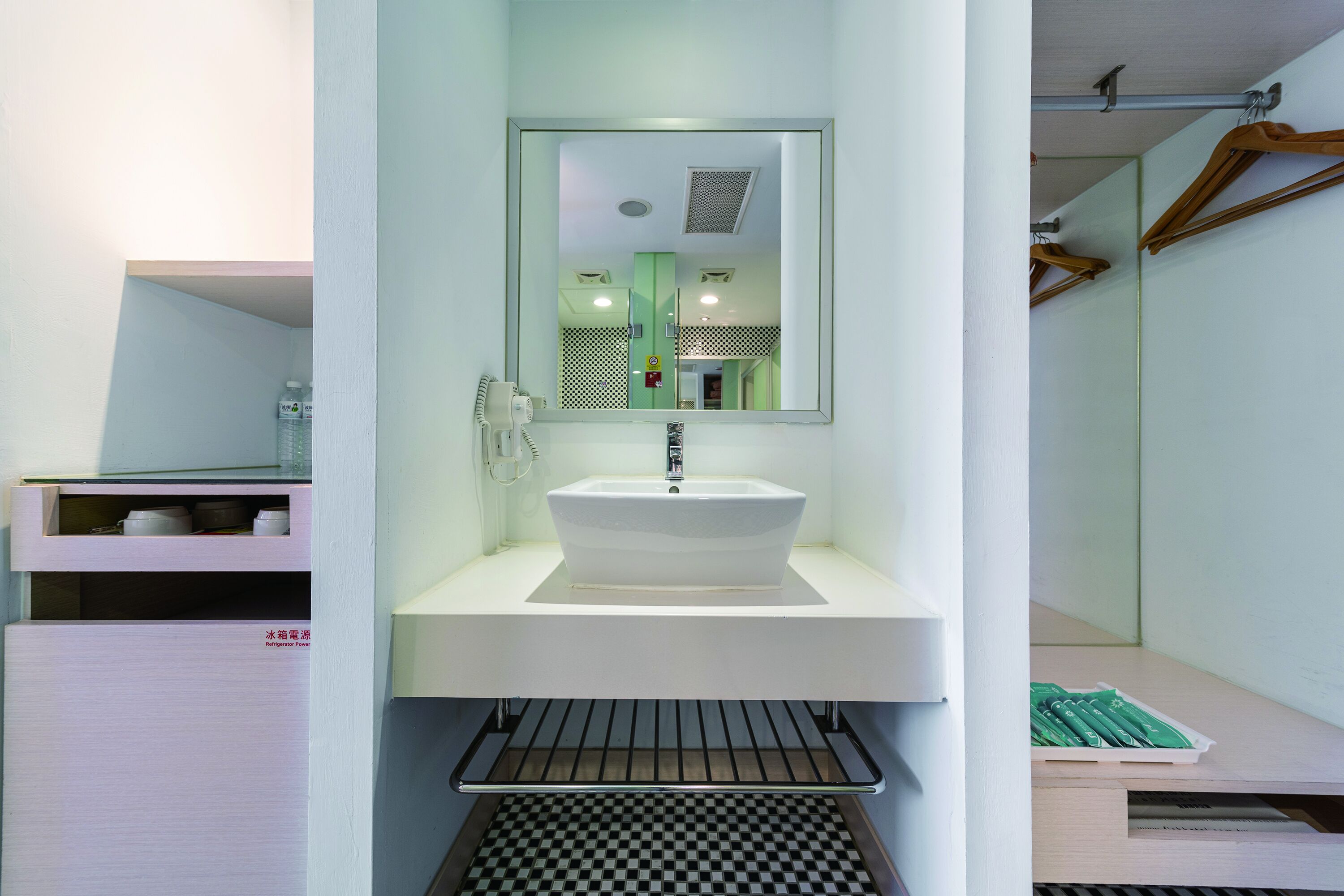 deluxe quadruple room | bathroom sink