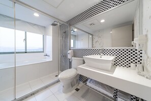 Kostenlose Toilettenartikel, Haartrockner, Hausschuhe, Handtücher
