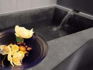 Duschwanne, Quellwasserbad, kostenlose Toilettenartikel, Haartrockner