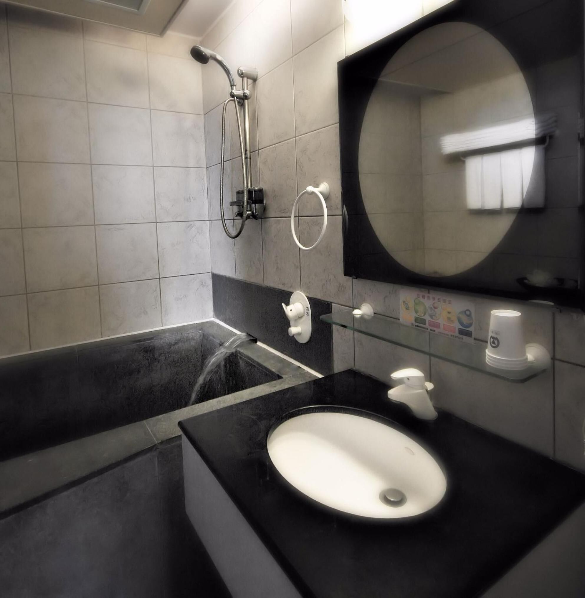 combined shower/bathtub, spring water bathtub, free toiletries