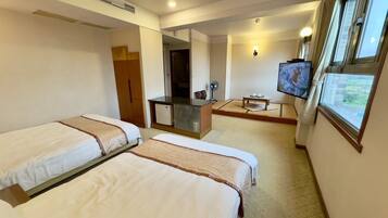 Family Quadruple Room | Desk, free WiFi