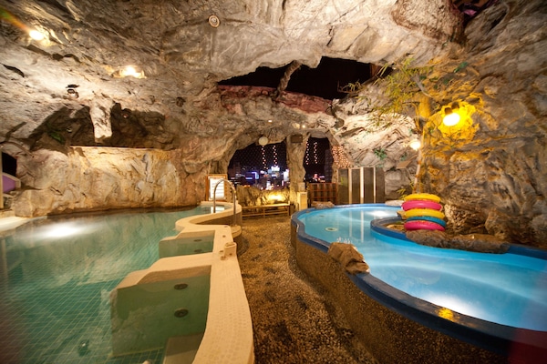 Whirlpool, Dampfbad, Thermalbad/Mineralquelle