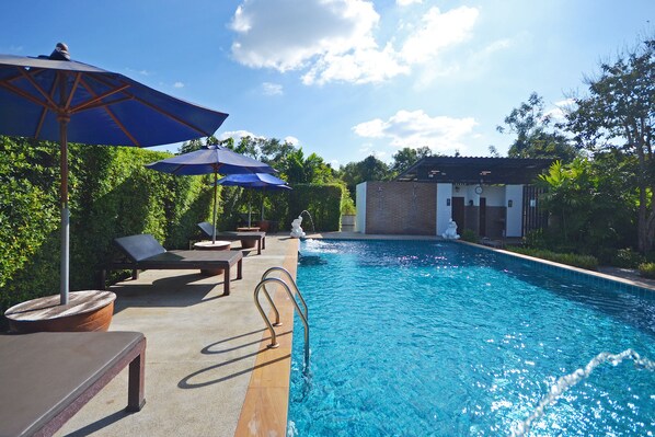 Piscine extérieure, chaises longues