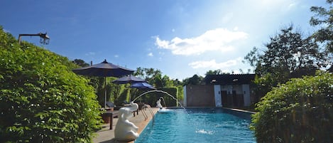 Piscina a l'aire lliure i gandules