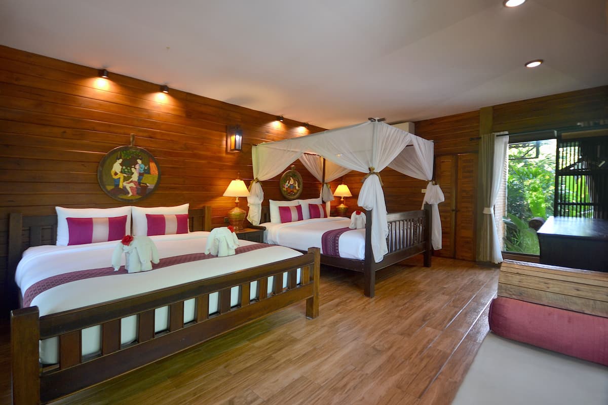 Family Bungalow | Desk, free WiFi, bed sheets