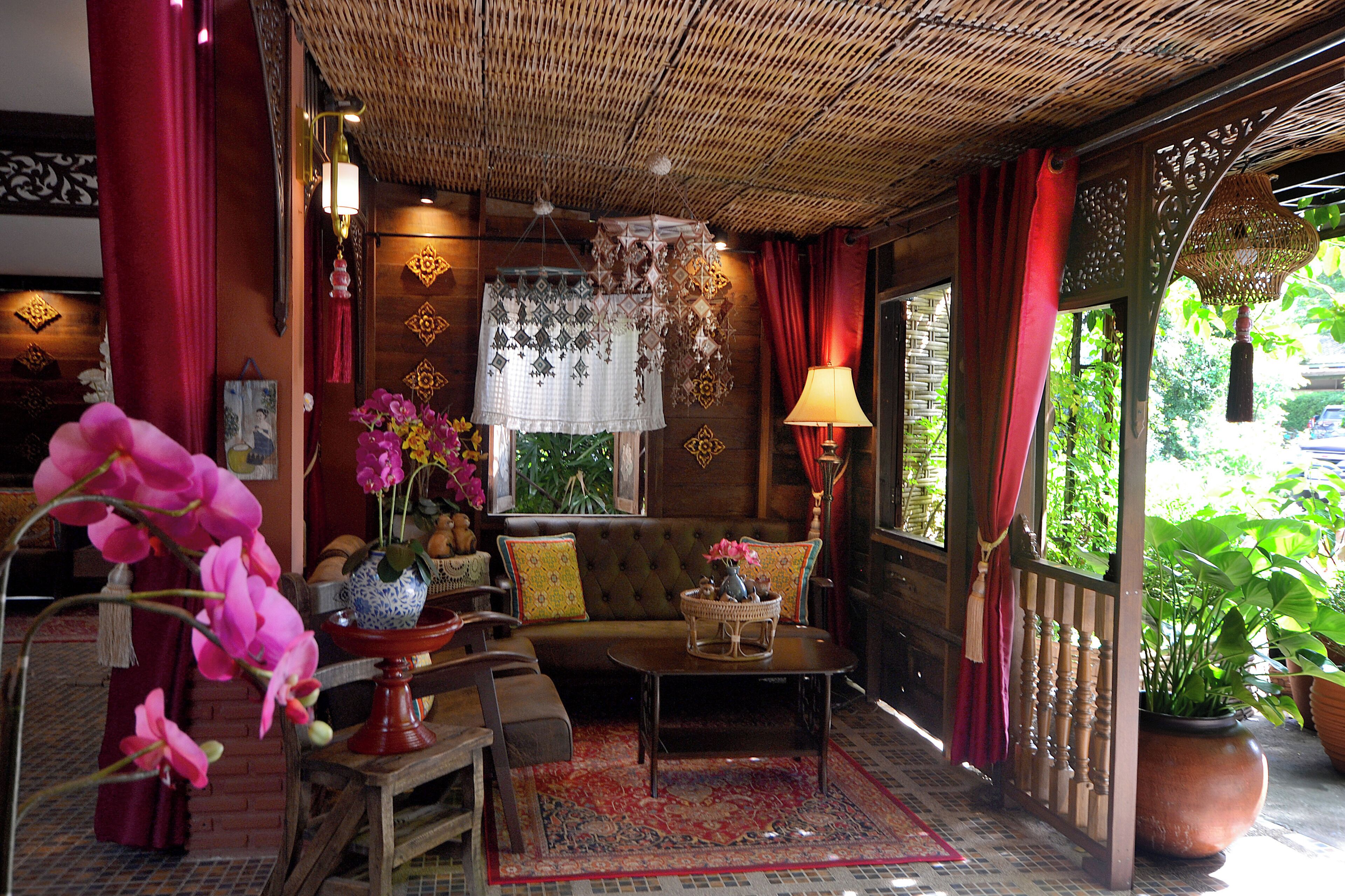 Un interior acogedor con sofá, mesa y elementos decorativos.