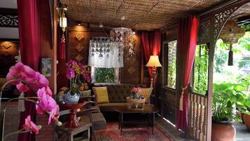 Un interior acogedor con sofá, mesa y elementos decorativos.