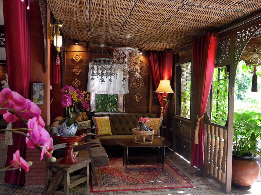 Un interior acogedor con sofá, mesa y elementos decorativos.