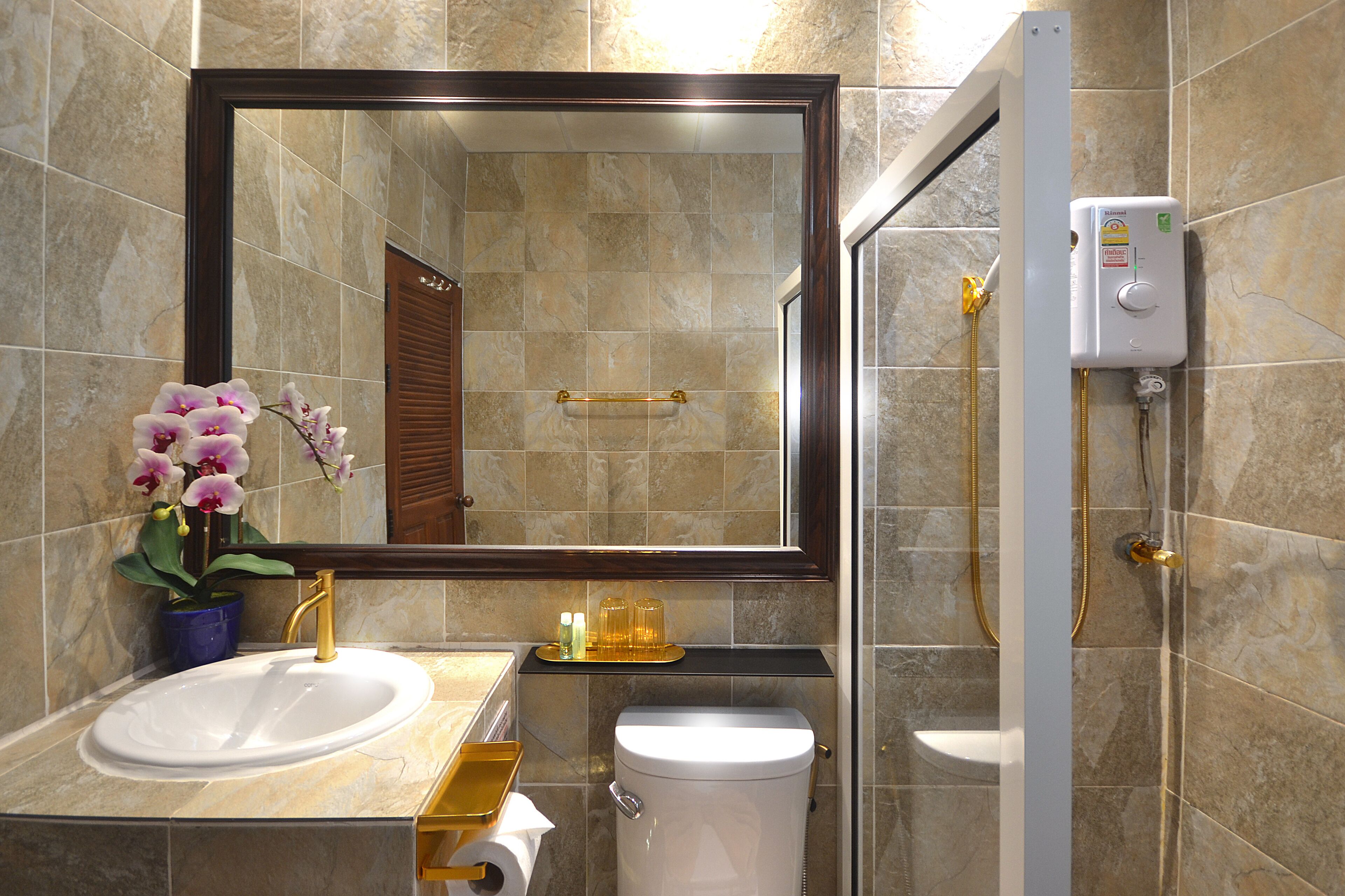 standard double room | bathroom | shower, free toiletries, hair dryer, towels