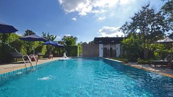 สระว่ายน้ำกลางแจ้ง, เก้าอี้อาบแดดริมสระ