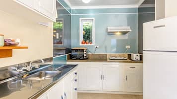 Quadruple Room, 4 Bedrooms | Private kitchen | Microwave, stovetop, electric kettle, cookware/dishes/utensils