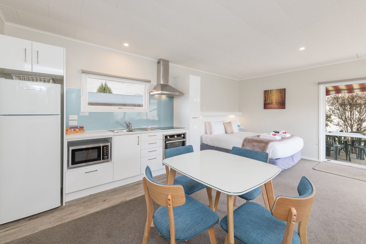 Room, 1 Bedroom | Private kitchen | Microwave, stovetop, electric kettle, cookware/dishes/utensils