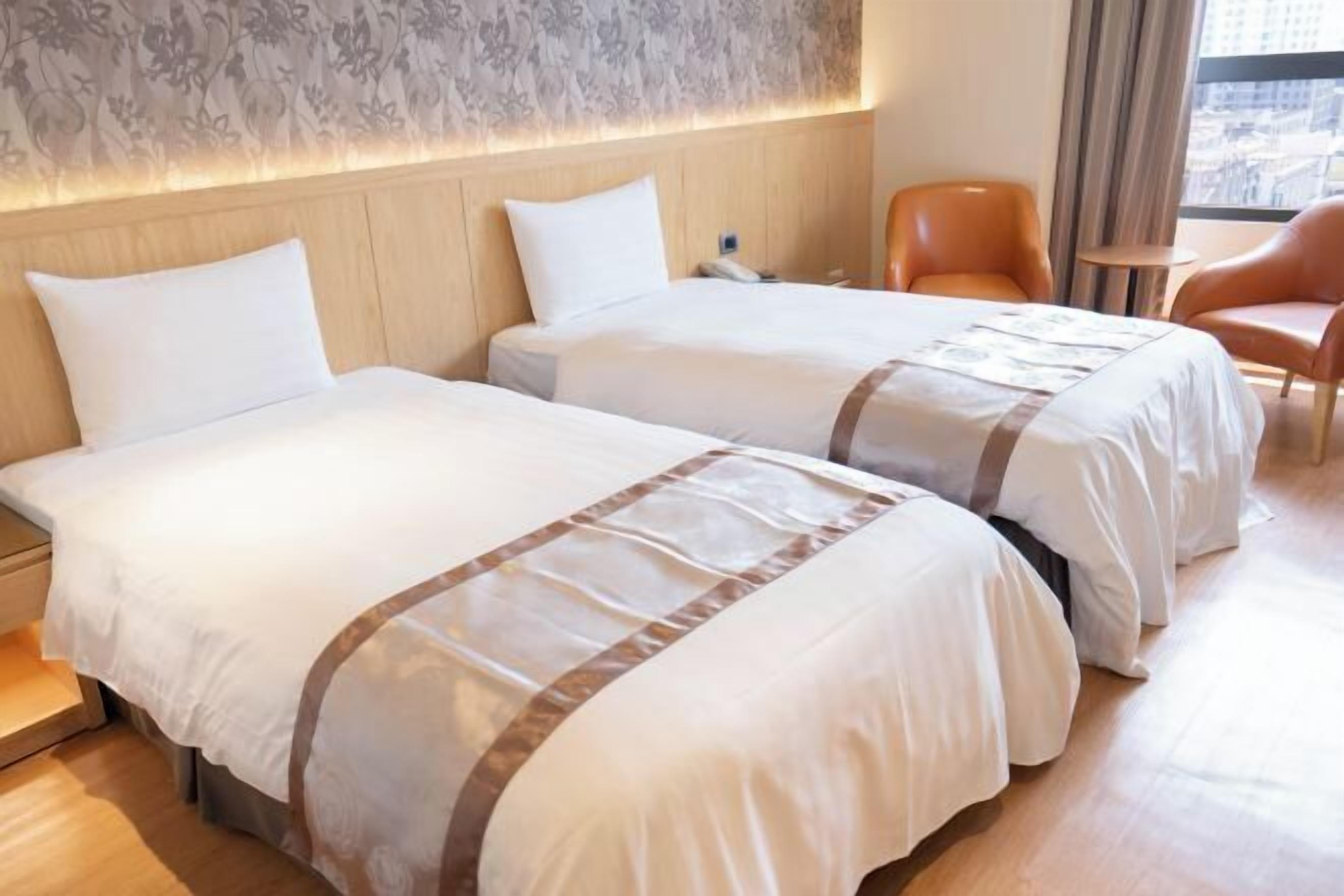 Minibar, caixa forta a l'habitació, escriptori i cortines opaques 