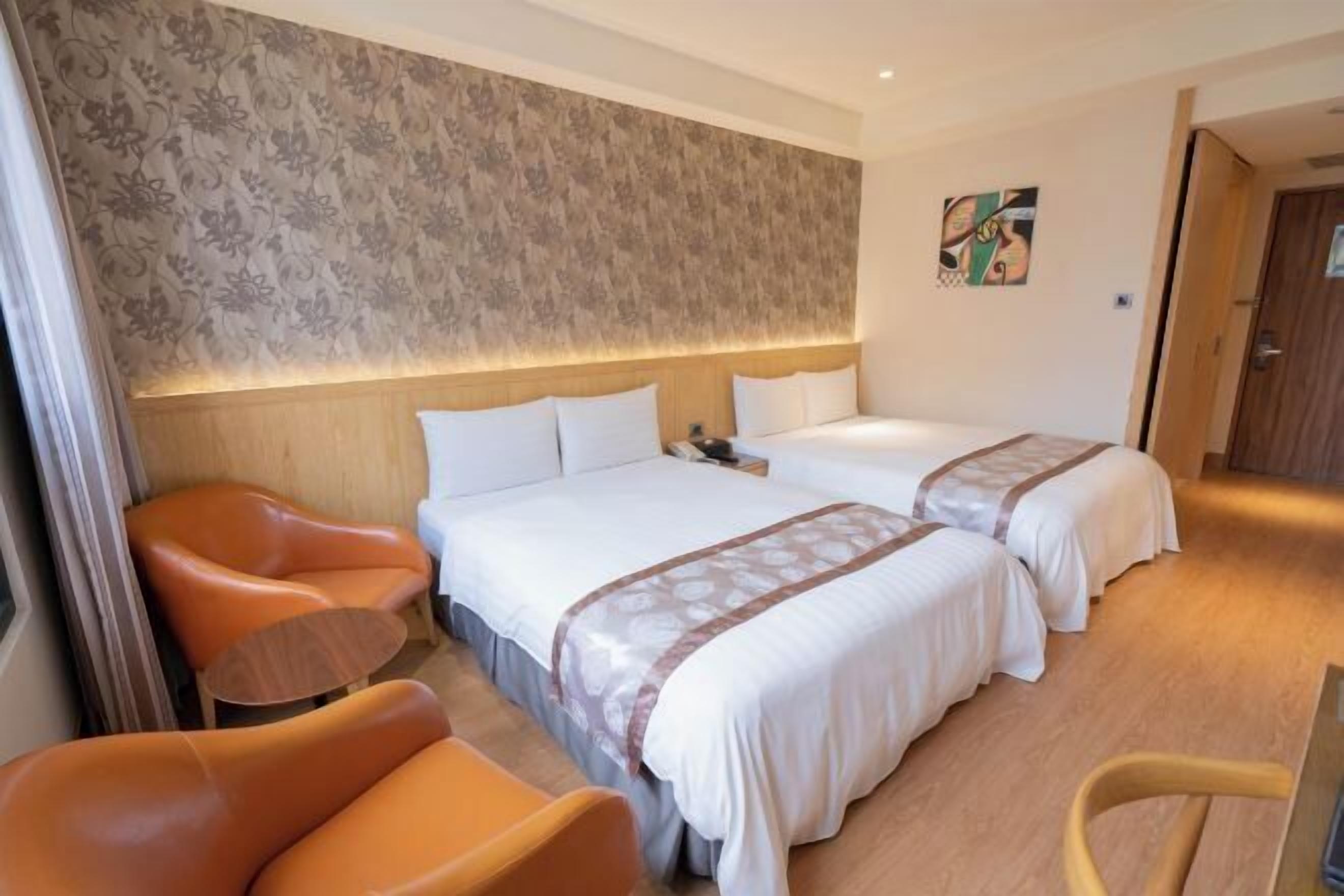 Minibar, caixa forta a l'habitació, escriptori i cortines opaques 