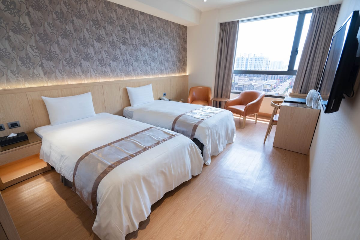 Elite Twin kamer | Een minibar, een kluis op de kamer, een bureau, verduisterende gordijnen
