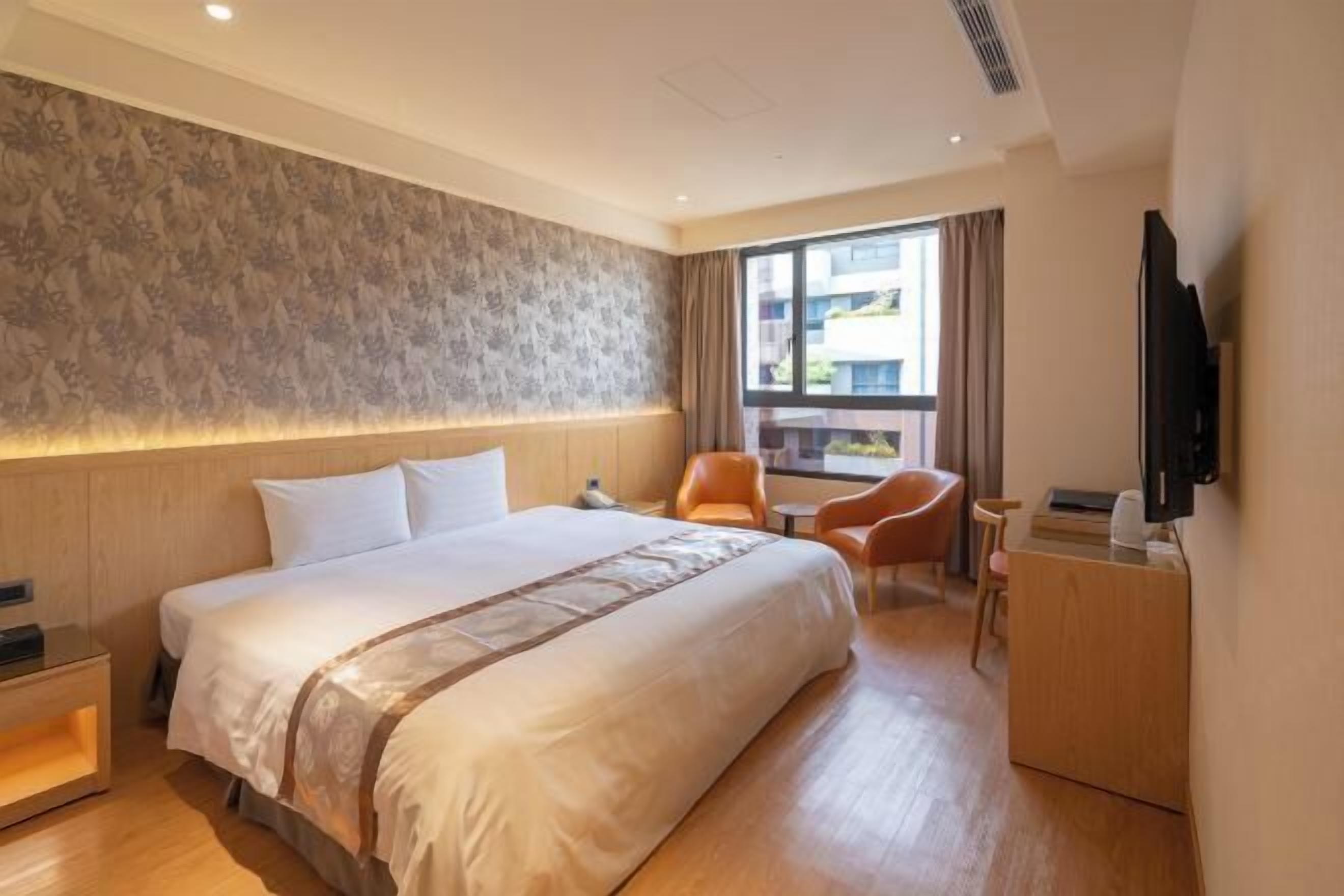 Minibar, caixa forta a l'habitació, escriptori i cortines opaques 