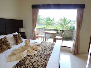 Minibar, in-room safe, desk, blackout curtains - Arnawa Bungalow (Ubud)